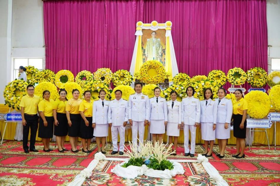 ร่วมพิธีวางพวงมาลาถวายราชสักการะ เบื้องหน้าพระบรมฉายาลักษณ์พระบาทสมเด็จพระบรมชนกาธิเบศร มหาภูมิพลอดุลยเดชมหาราช บรมนาถบพิตร 